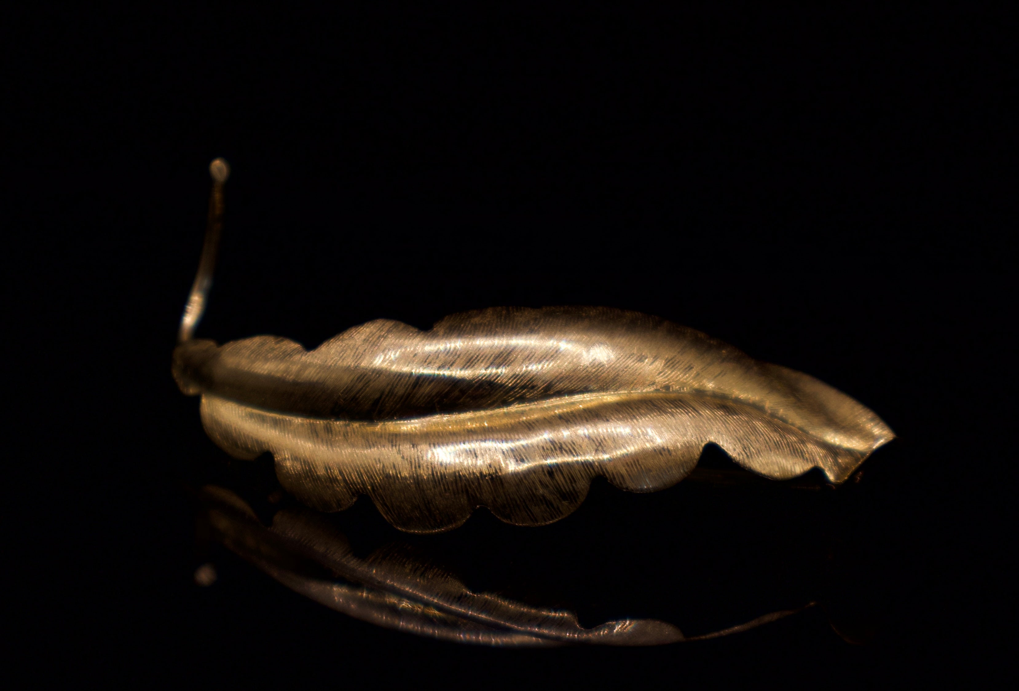 Sculpted Verdant Leaf Pin